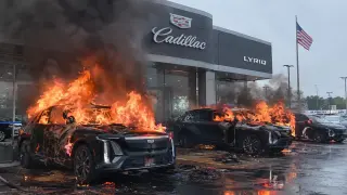 Un incendio en ocho coches eléctricos en un concesionario de Cadillac puso en peligro al departamento de bomberos.