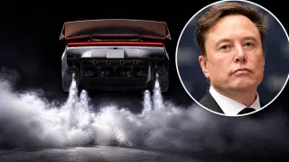 Elon Musk se muestra orgulloso de su volador Tesla Roadster.