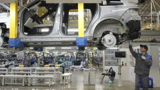 Un trabajador ensambla un SUV en una planta china de vehículos eléctricos