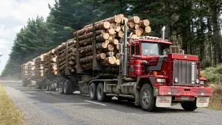 El impresionante camión con remolque motorizado y dos motores Caterpillar.