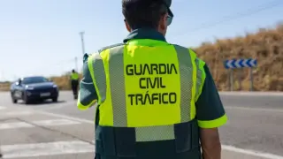 Un agente Guardia Civil de Tráfico en una carretera española.