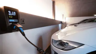 Un coche eléctrico recargándose en una estación de carga