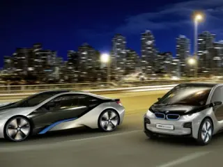 BMW i8 y BMW i3 noche