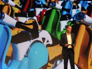 Makus Heyn se dirige a los medios con una moto que Bosch ha rescatado para hacerla eléctrica