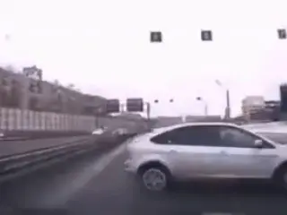 VÍDEO: Cada uno se incorpora a una autopista como quiere, aunque a este le ha quedado muy intenso