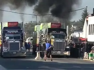 VÍDEO: brutal drag race entre dos camiones con carga