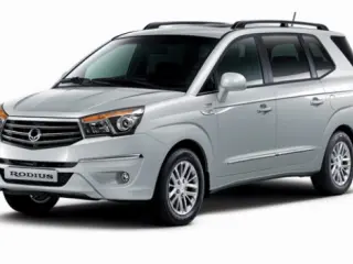 SsangYong Rodius 2013, delantera