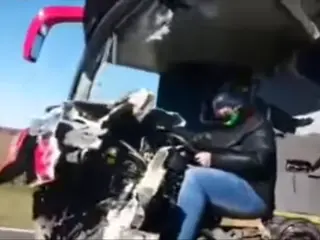 VÍDEO: Un AUTOBÚS circula por la carretera literalmente DESTROZADO