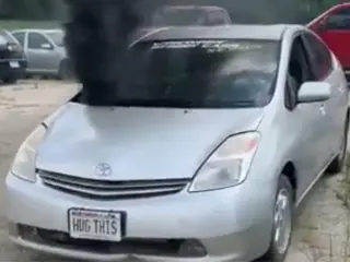 VÍDEO: ¿Un Toyota Prius echando humo negro? Adivina la razón