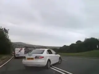 VÍDEO: casi provoca un accidente por hacer esta burrada