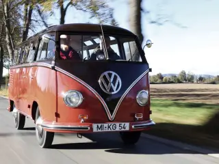 El icono hippie de Volkswagen busca enchufe para cargar