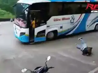 VÍDEO: Un autobús se queda sin frenos en plena bajada y el conductor salta en marcha