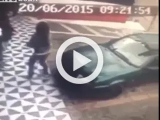 Por esto no deberías apoyarte en un coche que está aparcado