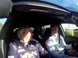 VÍDEO: Carlos Sainz enseña a Pablo Carreño a conducir en el Circuito del Jarama