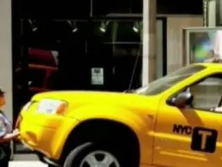 Una policía que es capaz de levantar un coche con las manos