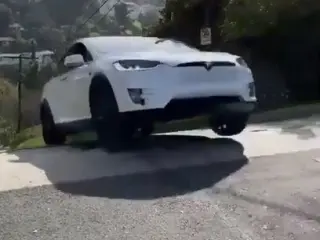 VÍDEO: Este Tesla Model X se deja los bajos en un salto… ¡duele!
