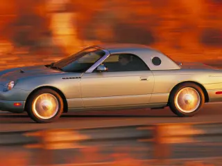 coches-clasicos-no-deberian-resucitar-Ford-Thunderbird-2002