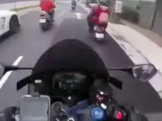 VÍDEO: El tonto del día ya está aquí, se pica con un Nissan GT-R y le sale mal... muy mal