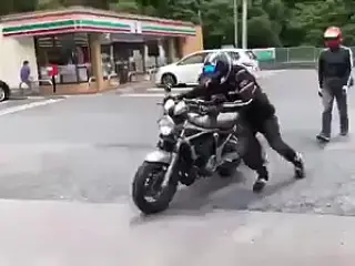 VÍDEO: los tontos del día van en moto (o querían)