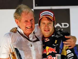Helmut Marko celebra con Sebastian Vettel su título de 2010