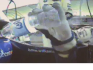 Los pilotos se refrescan en la carrera más calurosa de la F1