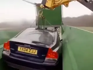 VÍDEO: ¿Has visto alguna vez cómo se destroza un coche en un desguace? Duele verlo