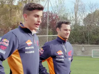 VÍDEO: Márquez y Pedrosa, entrenadores de fútbol por un día