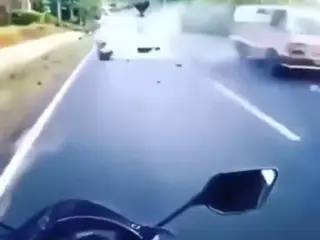 VÍDEO: este motorista ha visto pasar su vida en un minuto