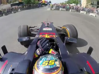 VÍDEO: drift con Carlos Sainz en un F1 de exhibición