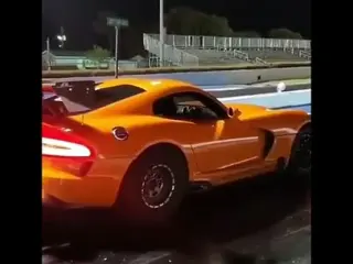 VÍDEO: Un Dodge Viper hace una salvada brutal en una drag race