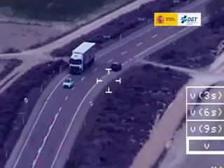 VÍDEO: Calcula mal el adelantamiento y casi se lleva a otro coche por delante