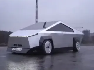 VÍDEO: Un Tesla Cybertruck en Rusia, hecho por rusos... ¡qué cutres!