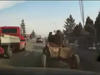 VÍDEO: Coche contra un carro, ¿choque insalvable? Decide tú mismo...