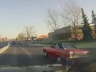 VÍDEO: Parece que a este coche se le ha adelantado la revisión