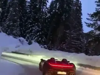 VÍDEO: Un Ferrari Monza SP2 driftando en la nieve, ¡pura diversión!