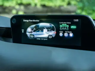 En este monitor del Mazda 3 se muestra cuándo está funcionando la tecnología SPCCI del motor Skyactiv-X.