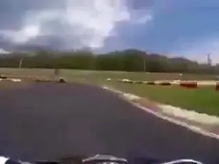 VÍDEO: Ni Lewis Hamilton adelanta así... ¡Menudo crack!