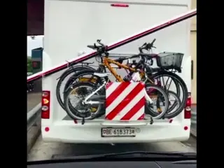 VÍDEO: Ups... Se lleva una barrera sin querer hacerlo y la arrastra unos metros