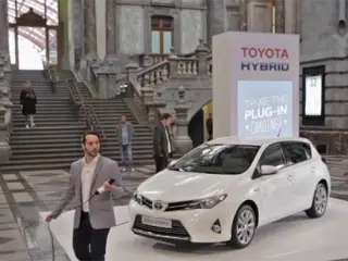 ¿Sabrías enchufar un híbrido de Toyota? ¡No hace falta!