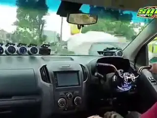 VÍDEO: Sí, no te lo estás imaginado… ¡este coche no tiene volante!