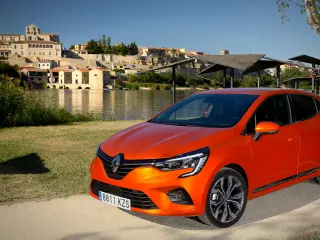 El nuevo Renault Clio 2019 posa delante de la ciudad de Zamora (Castilla y León).
