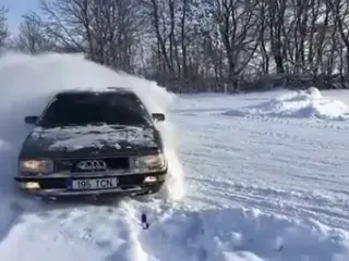 VÍDEO: Lo de este Audi 100 es de locos, pero nos encanta... ¡tracción quattro al poder!