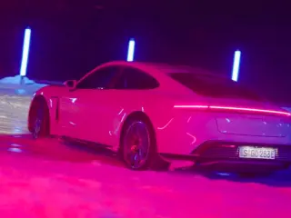 VÍDEO: Así se las gasta el Porsche Taycan en la nieve, ¡pura diversión!