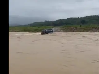 VÍDEO: ¡DE LOCOS! Intenta cruzar un río con una fuerte corriente, ¿lo consigue?