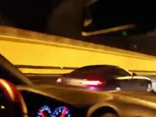 VÍDEO: Un Mercedes GT y un Nissan GT-R se pican en medio de la carretera