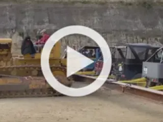 20 Toyota Land Cruiser contra 1 Caterpillar, ¿quién gana?