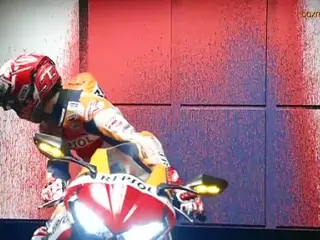 VÍDEO: Marc Márquez y su peculiar forma de pintar cuadros, ¡dando gas!