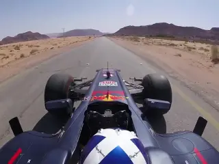 VÍDEO: David Coulthard con un F1 en pleno desierto