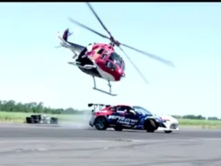 Impresionante 'baile' de un helicóptero y un Toyota GT86