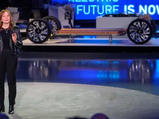 Mary Barra, CEO de GM, presenta el ambicioso plan de electrificación del consorrcio.